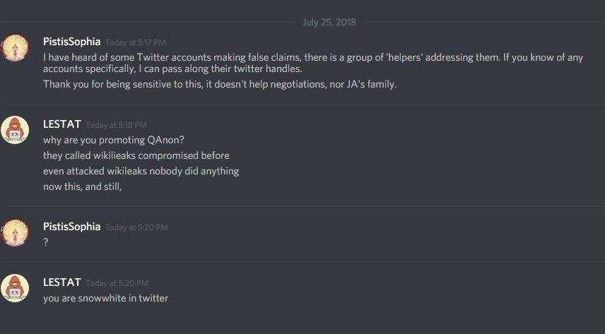 Captura de Discord del 25 de julio de 2018 en la que PistisSophia ofrece pasar cuentas de Twitter que hacen afirmaciones falsas, y LESTAT pregunta por qué está promoviendo QAnon