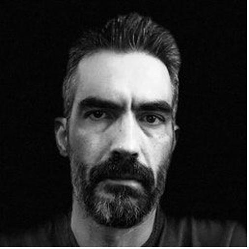 Retrato en blanco y negro de Jim Stewartson, un hombre con barba mirando a la cámara