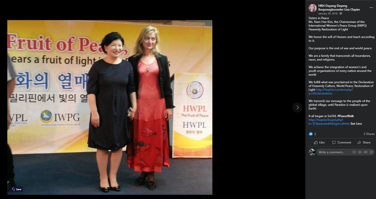 Publicación de Facebook de HRH Dayang Dayang Keepseaglecondor Lisa Clapier, 30 de enero de 2016, titulada Sisters in Peace: Clapier con vestido rojo junto a Nam Hee Kim, presidenta del International Women's Peace Group, frente a carteles de HWPL e IWPG que dicen Fruit of Peace
