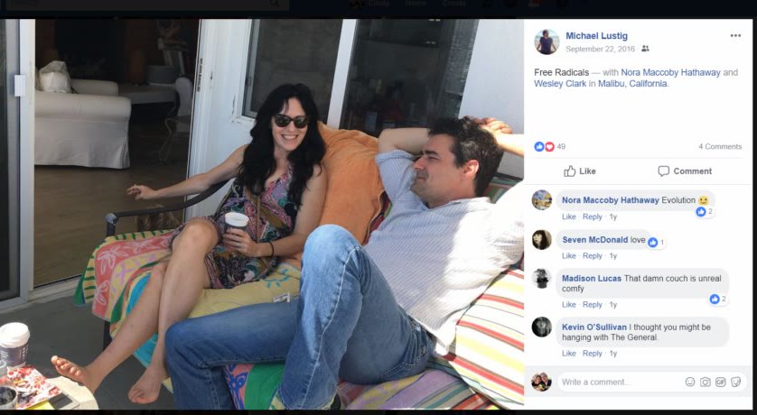 Publicación de Facebook de Michael Lustig del 22 de septiembre de 2016 con la leyenda Free Radicals, con Nora Maccoby Hathaway y Wesley Clark en Malibú, California: una mujer con lentes de sol y un hombre con camisa a rayas en un sillón al aire libre, con cuatro comentarios, uno de ellos I thought you might be hanging with The General