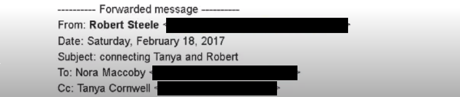 Encabezado de un correo reenviado: De Robert Steele, fecha sábado 18 de febrero de 2017, asunto connecting Tanya and Robert, para Nora Maccoby, con copia a Tanya Cornwell, con las direcciones tachadas