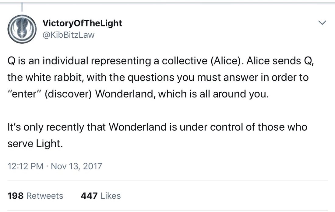 Captura de un tuit de VictoryOfTheLight, KibBitzLaw, 13 nov 2017 12:12 PM: Q is an individual representing a collective, Alice. Alice sends Q, the white rabbit, with the questions you must answer in order to enter Wonderland. 198 retuits, 447 me gusta
